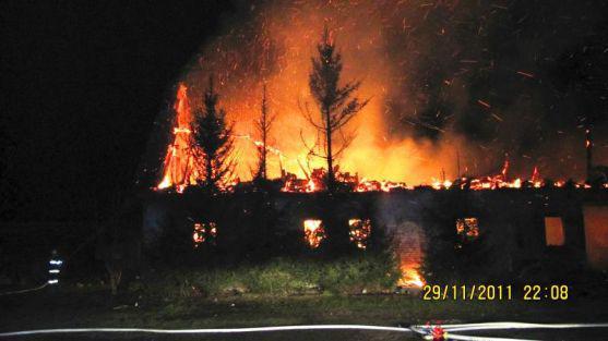 Hasiči zasahovali u dalšího požáru. V Hynčicích u Broumova hořela stodola se senem