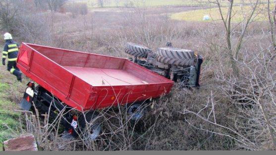 V Božanově na Broumovsku se převrátil traktor