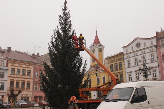 Vánoční stromy ve městech a obcích jsou připraveny na rozsvícení