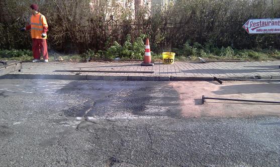 V Broumově zahájili opravu vozovek novou metodou