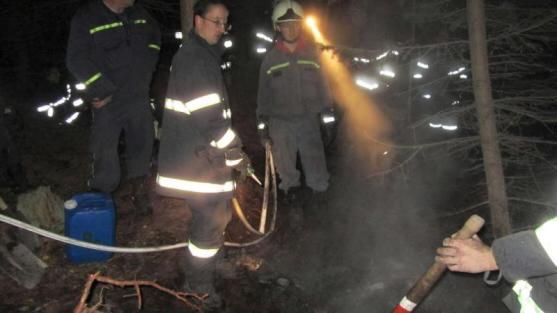 V těžkých podmínkách hasiči likvidovali požár hrabanky v Teplicích nad Metují