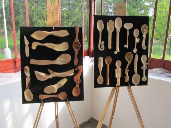 V altánu ve Schrollově parku jsou vystaveny lžíce a hlavy 