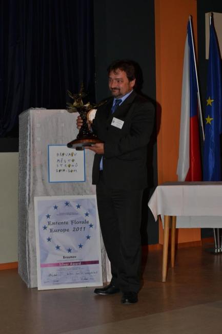 Pohár za titul Město stromů převzali zástupci Uherského Hradiště