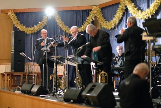 Lee Andrew Davison. Účinkoval ve filmu Šakalí léta, v muzikálu Hair a v sobotu na Plese podnikatelů 