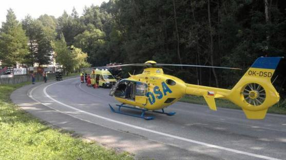 Převrácené nákladní vozidlo zatarasilo v Polici nad Metují silnici