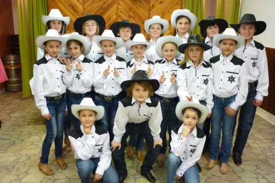 Taneční klub začíná sklízet ovoce za dřinu. Začaly vystoupení na plesech a soutěže 