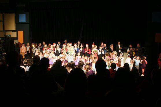 V choreografii Ukrajinky tančily Češky, Vietnamka a Polák 