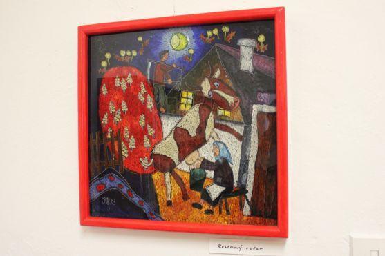 V broumovské knihovně vystavuje své podmalby na skle Jaroslav Novák 