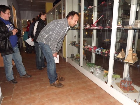 Muzeum papírových modelů viděli návštěvníci za nočního osvětlení 