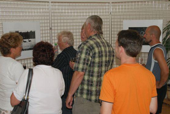 Své fotografie na terase polických Pellyho domů vystavuje Jana Pechlátová. Výstava má název Lykantropie 