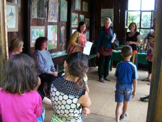 V altánu v broumovské klášterní zahradě jsou vystaveny malby z výtvarného plenéru 
