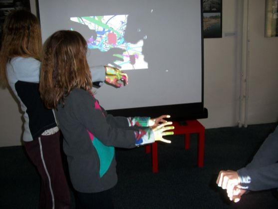 Ohlédnutí za Ateliérem Martiny Váňové věnovaném akční malbě 