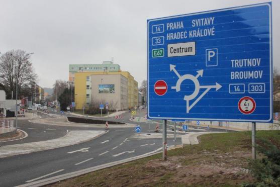 Nový kruhový objezd urychlí průjezd městem. Při slavnostním otevření se všichni shodli, že Náchod obchvat města potřebuje