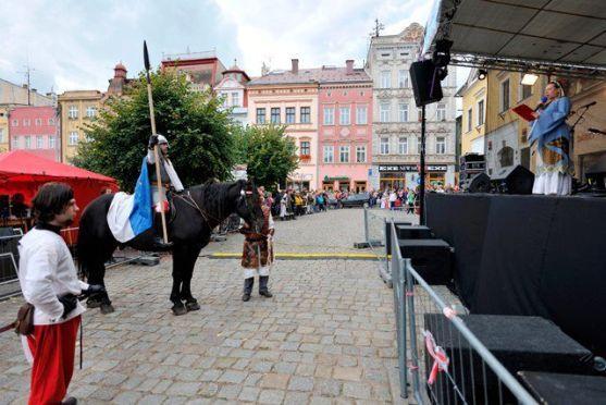 Mše, jarmark, průvod, divadlo a hudební produkce. Takové byly Svatováclavské oslavy v Broumově 