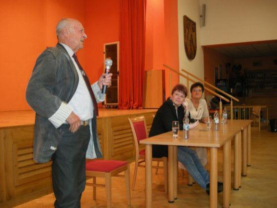 Seniory v Polici nad Metují navštívil herec Stanislav Zindulka 