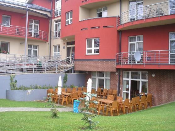 Český herec a spisovatel Tomáš Magnusek se stal patronem Domova důchodců v Polici nad Metují