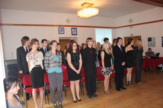 Studenti broumovského gymnázia včera převzali maturitní vysvědčení 