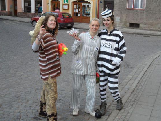 Okolí gymnázia v Broumově vonělo octem a levnými parfémy 