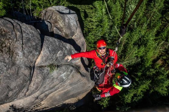 Spolupráci při záchraně osob v těžko přístupném skalním terénu cvičilo hned několik záchranných složek najednou 