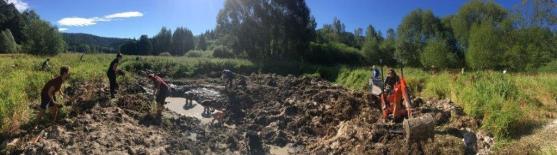 Dobrovolníci pomáhají zadržovat vodu v krajině