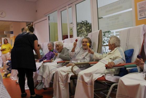 Skupinová umělecká terapie zpestřila program seniorů