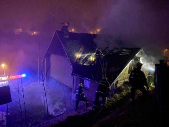 V Polici nad Metují hořelo podkroví domu 