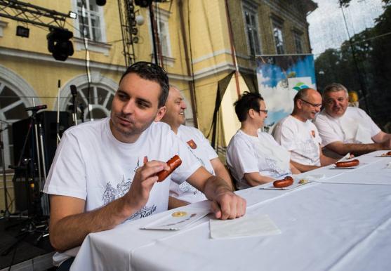 Soutěž českých a polských týmů zahájila sobotní program Broumovské pouti. Vyhrál domácí tým