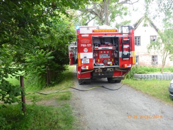 Hasiči zachraňovali člověka, hasili požár a asistovali u dopravní nehody