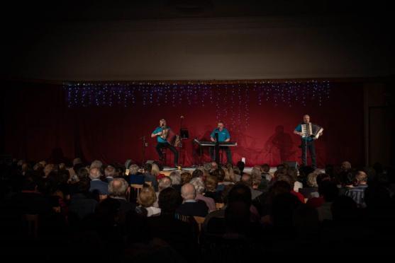 Veselá trojka potěšila zaplněný sál Střelnice