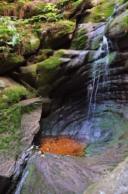 Od Suchodolské Niagáry Kovářovou roklí na Modrý kámen