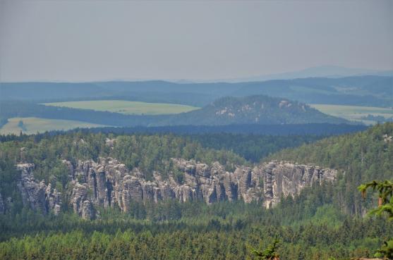 Z Janovic cestou dalekých výhledů po vnitřní kuestě Polické pánve