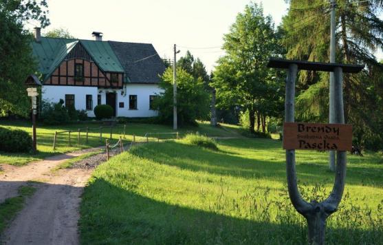 Z Radvanic přes tajemné Jestřebí hory do historických Malých Svatoňovic