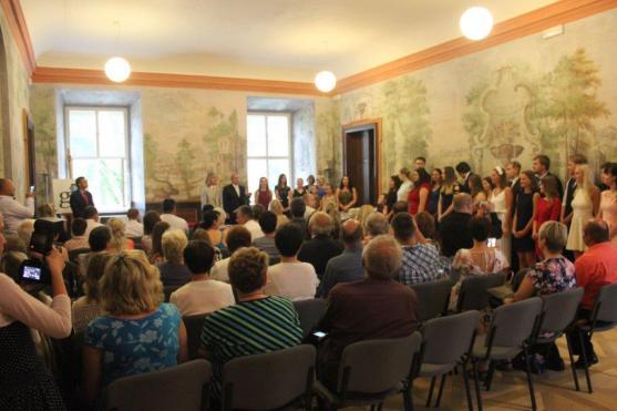 Absolventi Gymnázia Broumov převzali maturitní vysvědčení