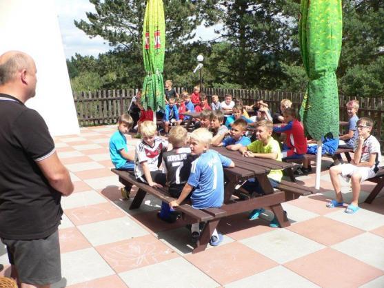 Na fotbalovou školičku přijel legendární sparťan a bývalý reprezentant Horst Siegl 