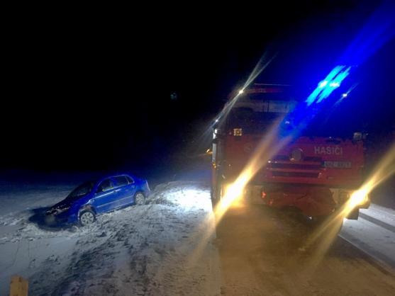 Hasičům přidělal práci silný vítr a další příval sněhu