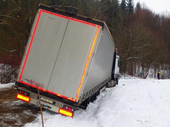 Hasiči zachraňovali srnku i kamion