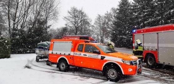 Hasiči s policisty nelovili v rybníku kapry, ale podchlazeného muže