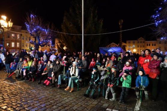 Na broumovském náměstí se v neděli rozsvítil vánoční strom