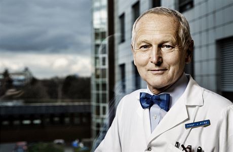 Nejznámější český kardiochirurg a přednosta pražského IKEM Jan Pirk přiveze do Police nad Metují přednášku s názvem Experimenty lékařů na sobě