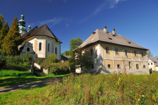 Ze schodiště kostela Nejsvětější trojice ve Zdoňově zmizela pískovcová ozdoba sloupu