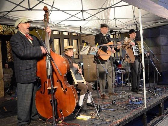 Na Slavnostech piva a klobás zahraje náchodská kapela Klapeto. Lákadlem je fotbalpool