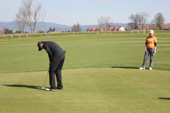 Golfisté z Grosshofu vybrali přes tři tisíce korun na broumovský psí útulek