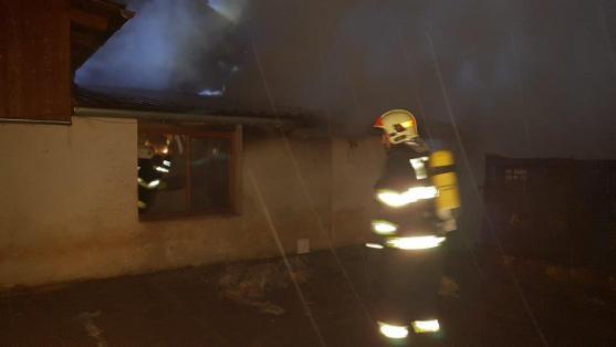 Jízdárna v Hejtmánkovicích z třetiny shořela