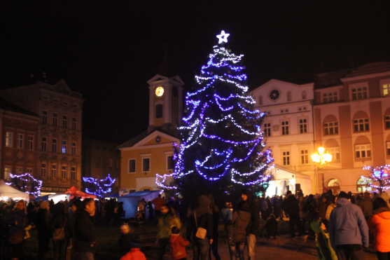 Broumovské náměstí rozzářil vánoční strom