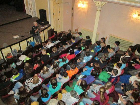 Broumovští žáci podpořili svým podpisem iniciativu udělit Nobelovu cenu míru