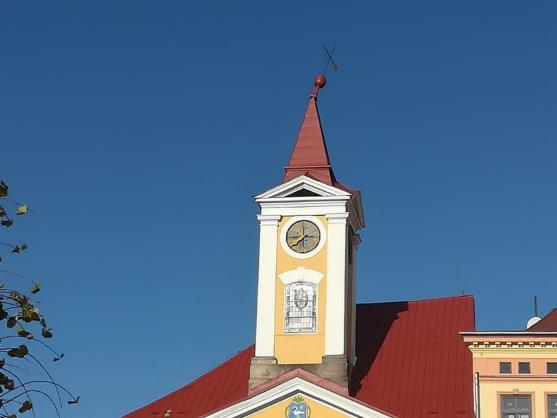 Vítr shodil z věže Staré radnice hrotnici s makovicí