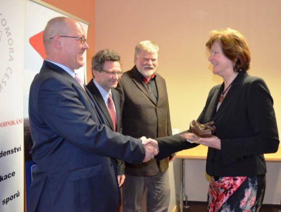 Veba převzala ocenění Firma škole 