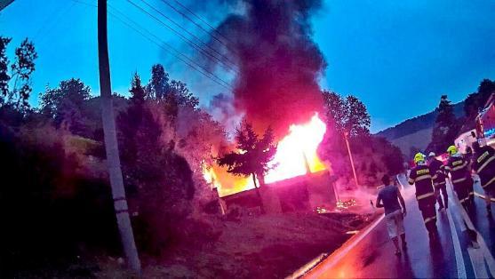 Pěkov se opět objížděl. Hořela zde chata nad garáží