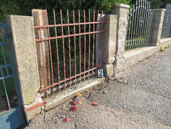 Řidič usnul, přejel přes chodník a narazil do oplocení