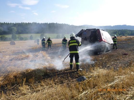 V Hejtmánkovicích hořel zemědělský stroj a strniště